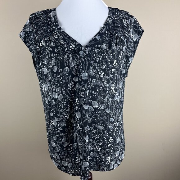 DR2 Cap Sleeve Blouse Size M Black Gray, Floral Print, V-Neck, Pleated Shoulders - Picture 2 of 9